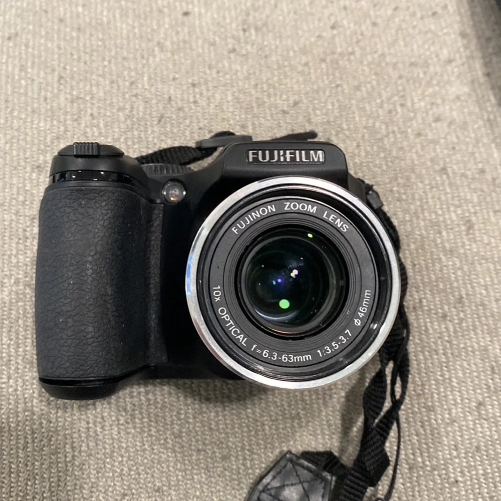 Fujifilm FinePix S Series S700 7.1MP Digital Camera - Black